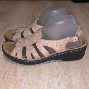 Collection by Clarks soft cushion leather sandals beige woman’s 7